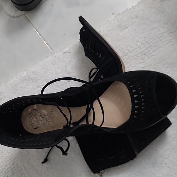 VINCE CAMUTO Suede Tarita Laser-Cut Sandals 11.5 - Picture 2 of 6